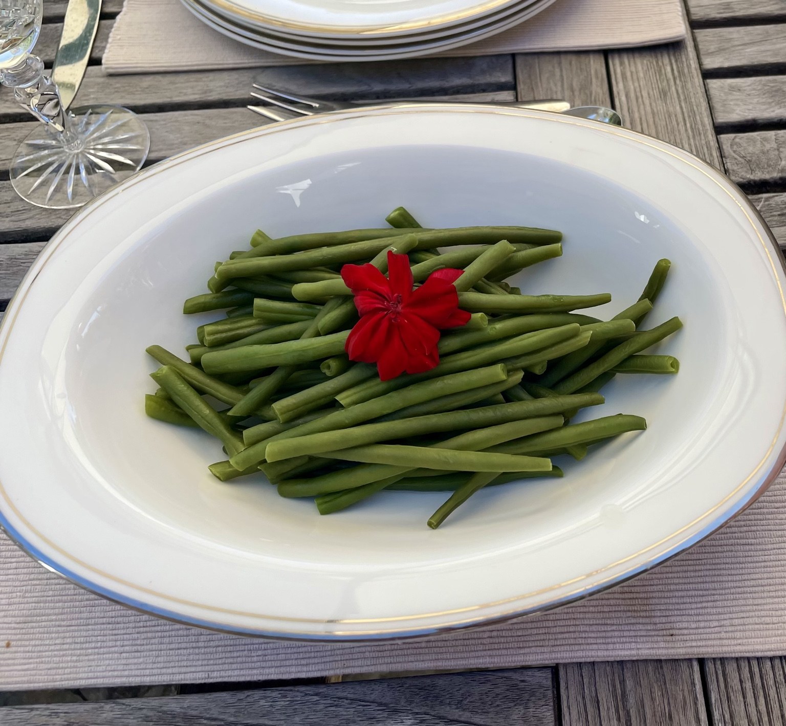 A dish of green beans